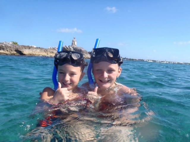 Até os mais pequenos mergulham com snorkel 